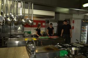 Učenci kuhali v hotelski kuhinji 1